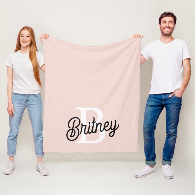 Couverture Polaire Monogramme et nom personnalisé moderne Pastel Pink (En situation)