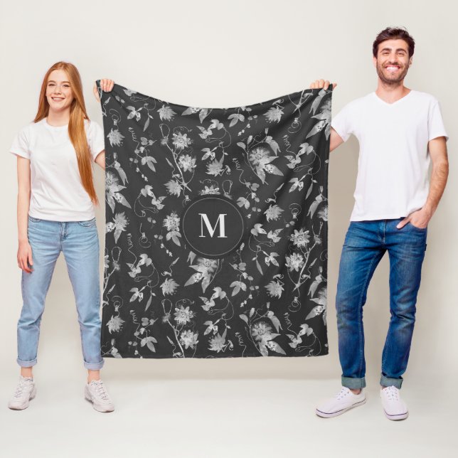 Couverture Polaire Monogramme Fleurs de passion gris foncé (En situation)