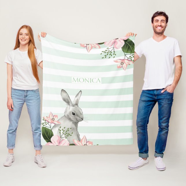 Couverture Polaire Monogramme Lapin de Pâques rayé (En situation)