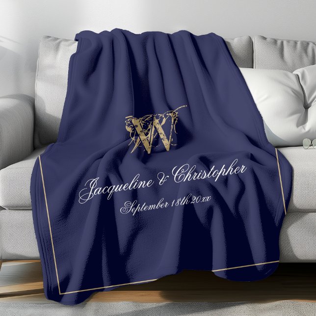 Couverture Polaire Monogramme moderne de conservation personnalisée d (Elegant gold monogram with white font names and gold border against navy background fleece blanket.)