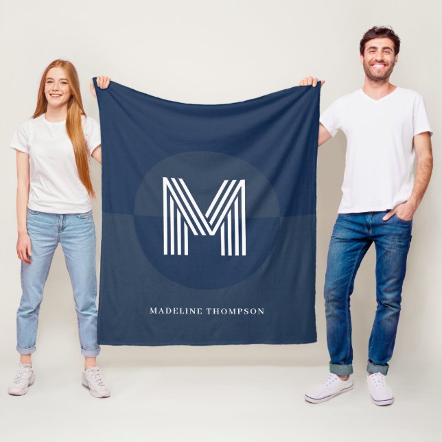Couverture Polaire Monogramme moderne géométrique bleu marine chic (En situation)