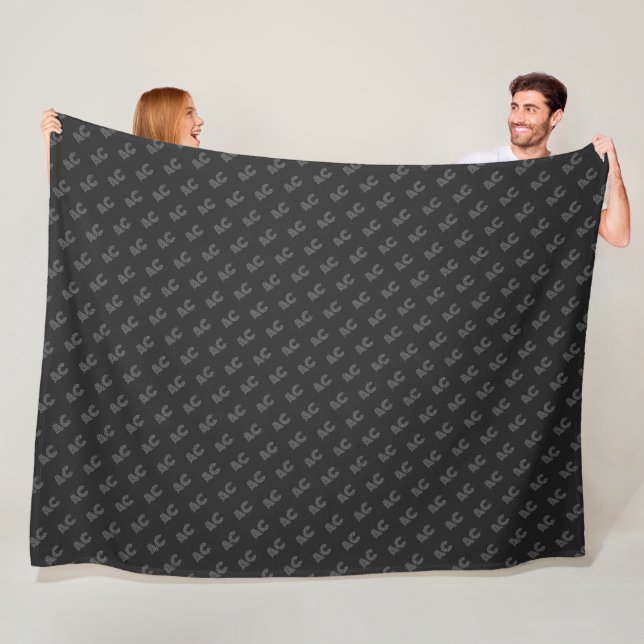 Couverture Polaire Monogramme moderne noir et gris (En situation)