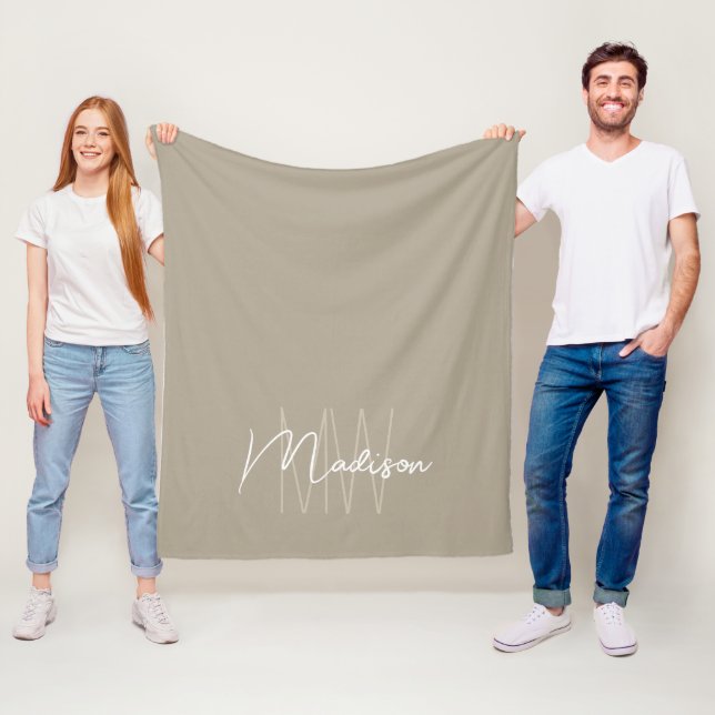 Couverture Polaire Monogramme Moderne Nom Script Beige (En situation)