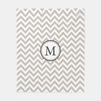 Couverture Polaire Monogramme Motif blanc et gris chaud
