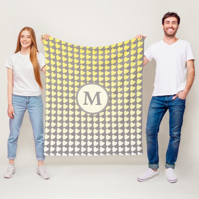 Couverture Polaire Monogramme Motif tendance gris-jaune (En situation)