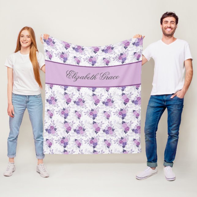 Couverture Polaire Monogramme Nom Floral Rose Violet Script (En situation)
