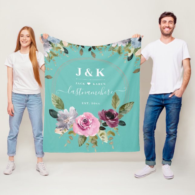 Couverture Polaire Monogramme personnalisé rose et bordeaux (En situation)