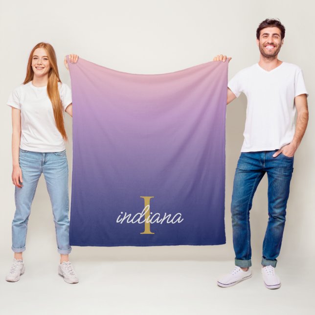 Couverture Polaire Monogramme Purple Ombre Nom du script élégant (En situation)