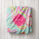 Couverture Polaire Monogramme rose et menthe Boho Paisley<br><div class="desc">La couverture à jetons en toison personnalisée est ornée d'un motif bohème fantaisiste fantaisiste et fantaisiste fantaisiste. Personnalisez-le avec votre monogramme dans un cadre chic en quatrefoil. Cliquez sur le bouton Customiser pour ajouter votre nom et votre monogramme afin de créer votre propre design unique.</div>