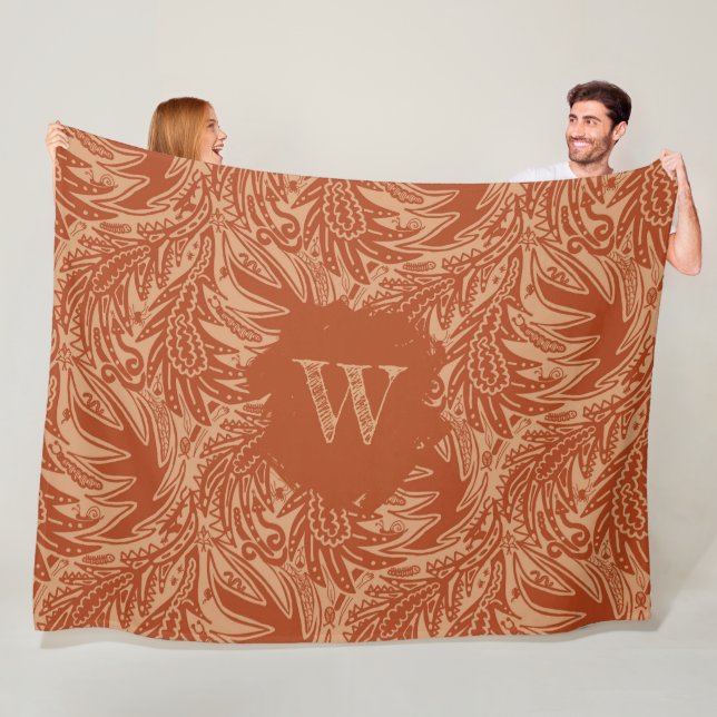 Couverture Polaire Monogramme vert parmi les feuilles (En situation)