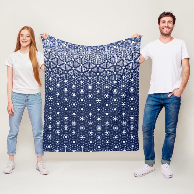 Couverture Polaire Mosaïque bleue et blanche marine (En situation)