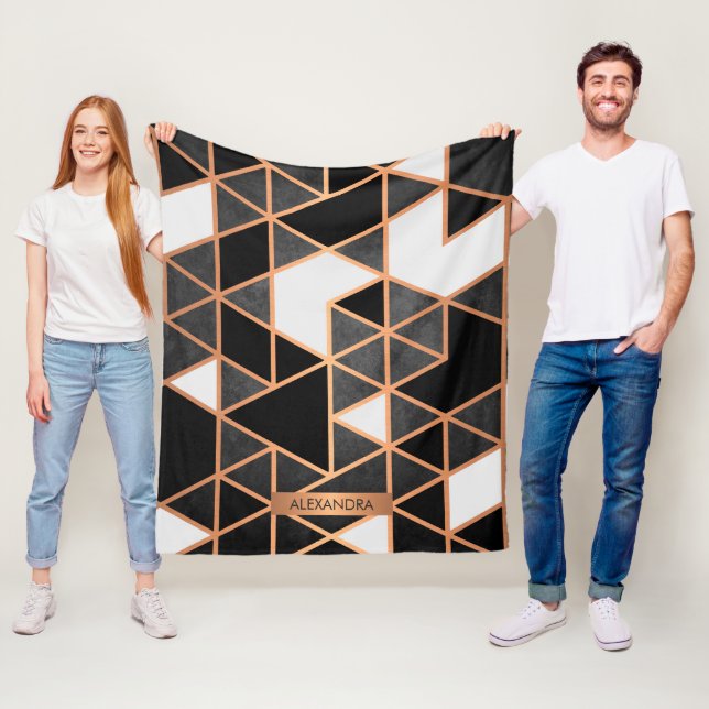 Couverture Polaire Mosaïque noire blanche et dorée (En situation)