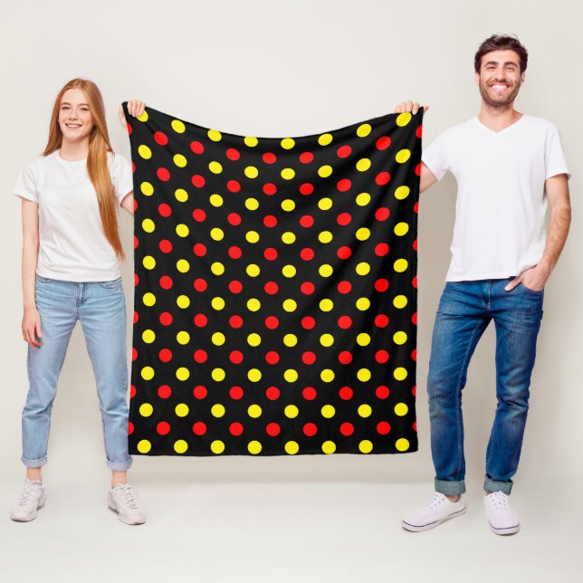 Couverture Polaire Motif à pois jaune rouge noir  (En situation)