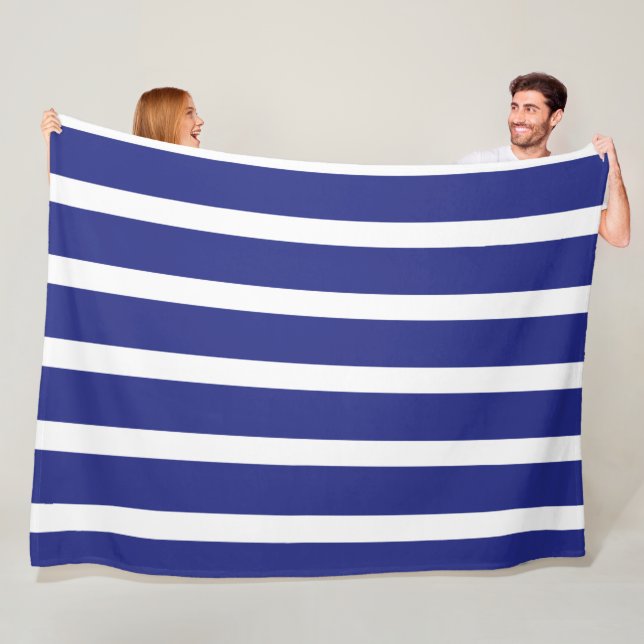 Couverture Polaire Motif à rayures bleu et blanc marine (En situation)