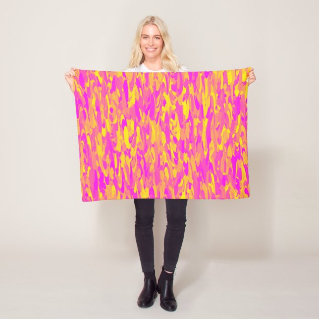 Couverture Polaire Motif Abstrait rose jaune orange (En situation)