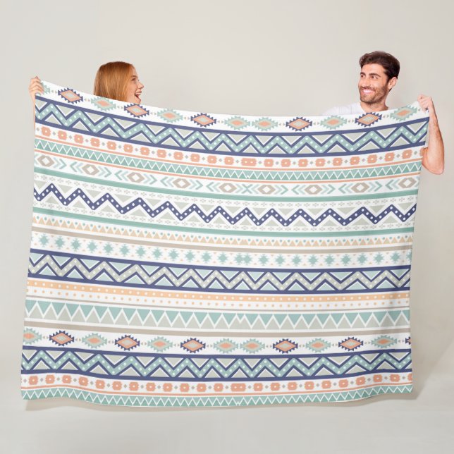 Couverture Polaire Motif amérindien Sage & Coral (En situation)