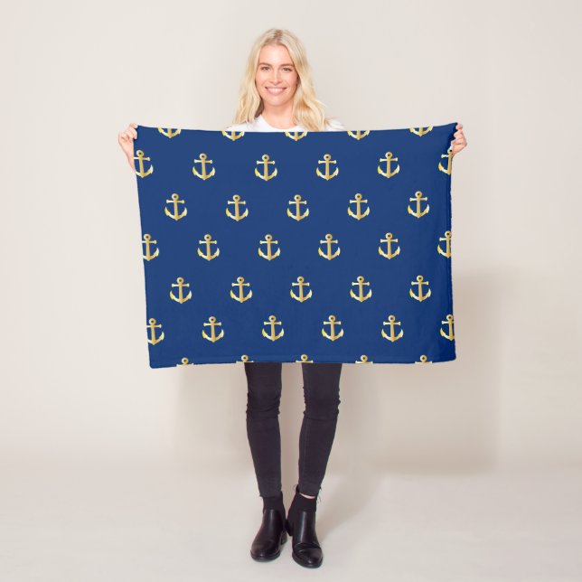 Couverture Polaire Motif Ancre Jaune Chic Gold sur bleu marine foncé (En situation)