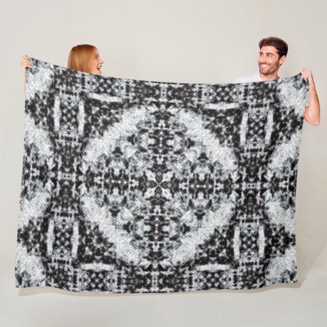 Couverture Polaire Motif cérémonieux d'édredon de guerrier indigène (En situation)