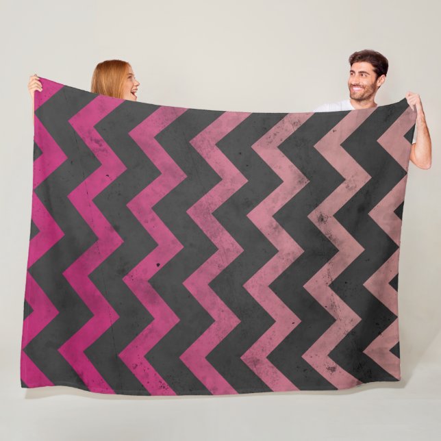 Couverture Polaire Motif chevron gris foncé ombré rose magenta rouge (En situation)
