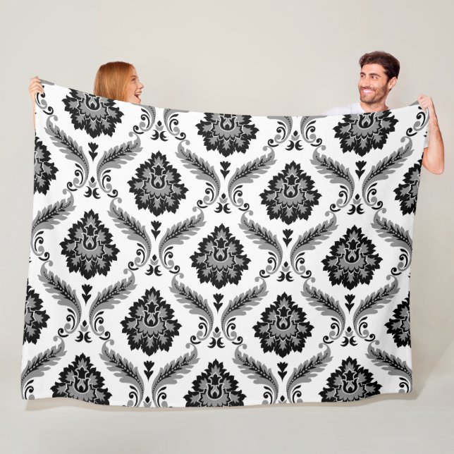 Couverture Polaire Motif Damassé Rococo Gris Noir Blanc (En situation)