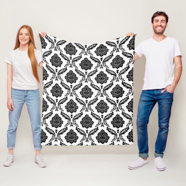 Couverture Polaire Motif Damassé Rococo Noir sur Blanc (En situation)