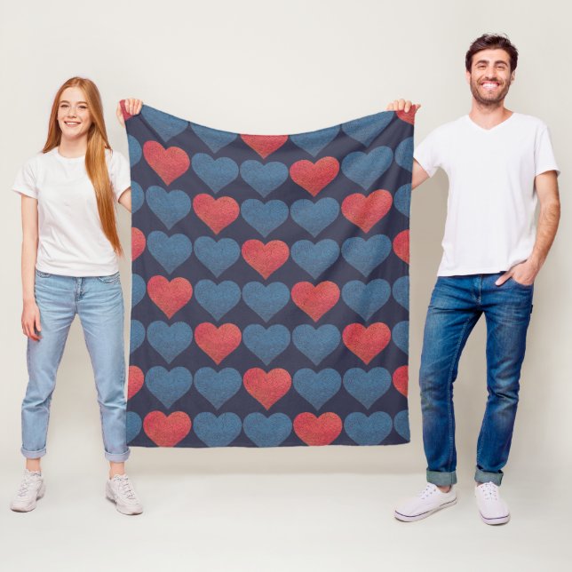 Couverture Polaire Motif de cœurs rouges et bleus (En situation)