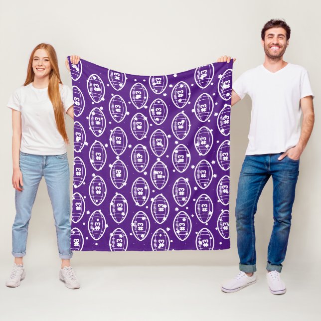 Couverture Polaire Motif de football blanc et violet personnalisé (En situation)