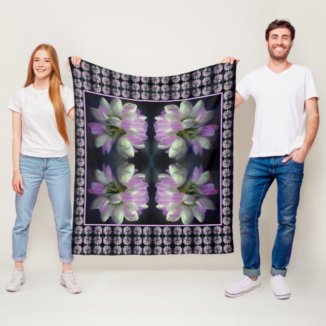 Couverture Polaire Motif de gros plan de fleurs roses et blanches  (En situation)