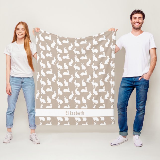 Couverture Polaire Motif de lapin beige et blanc avec nom Pâques (En situation)