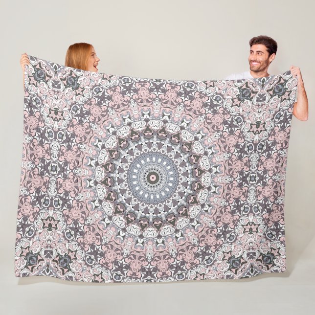 Couverture Polaire Motif de mandala rose gris et blanc (En situation)