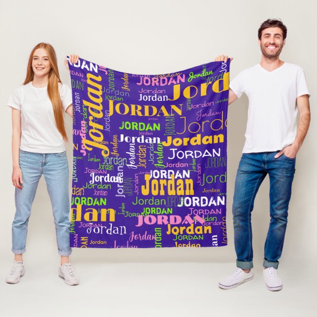 Couverture Polaire Motif de nom à répétition violet avec rose et jaun (En situation)