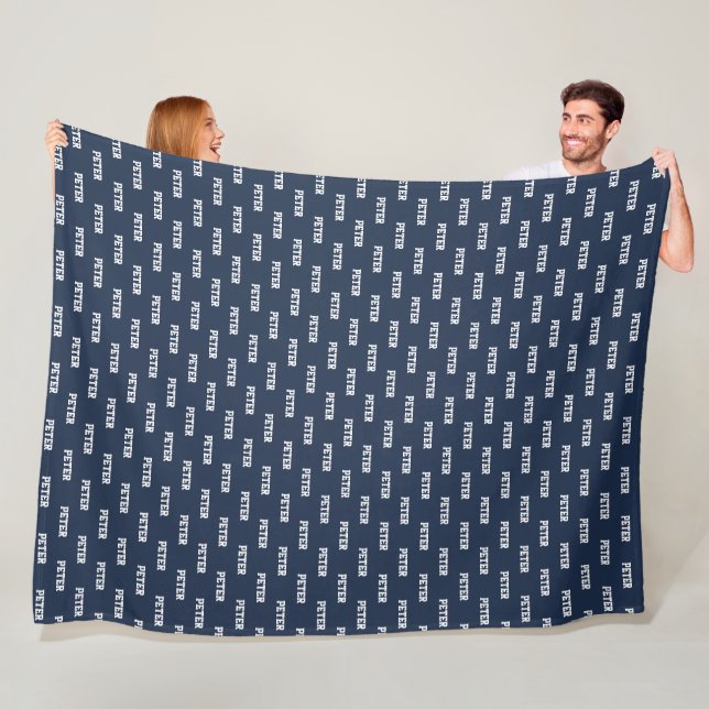 Couverture Polaire Motif de nom personnalisé simple bleu foncé (En situation)