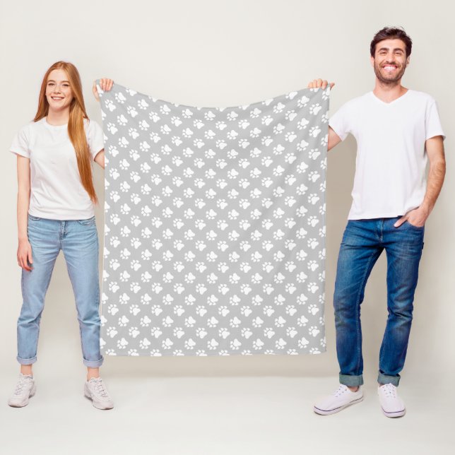 Couverture Polaire Motif de pattes grises et blanches (En situation)