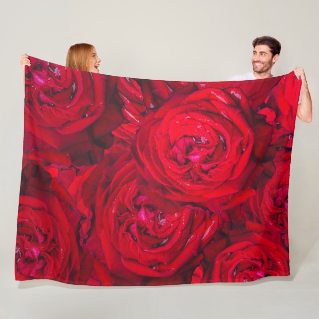 Couverture Polaire Motif de roses rouges profondes (En situation)