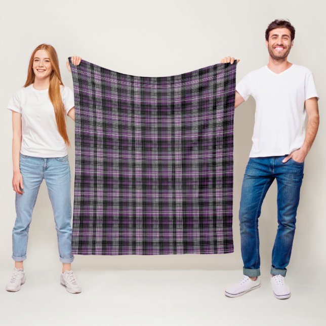 Couverture Polaire Motif de tartan noir violet rustique (En situation)
