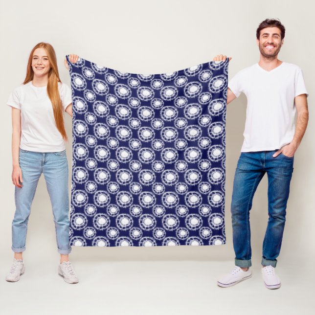 Couverture Polaire Motif des cercles Shibori bleu et blanc (En situation)