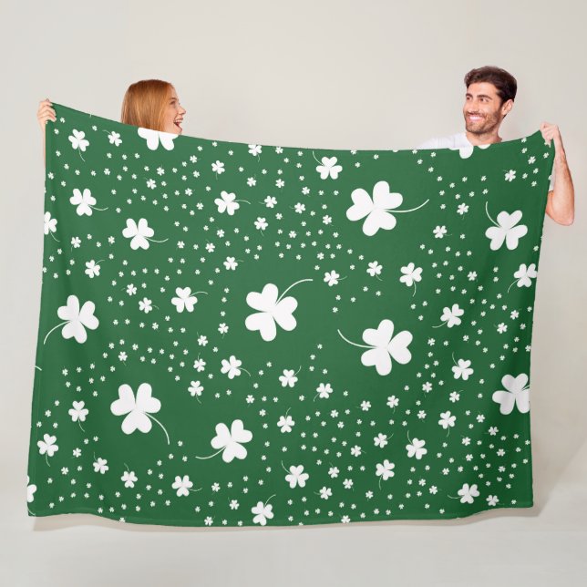 Couverture Polaire Motif du trèfle de la Saint Patrick (En situation)