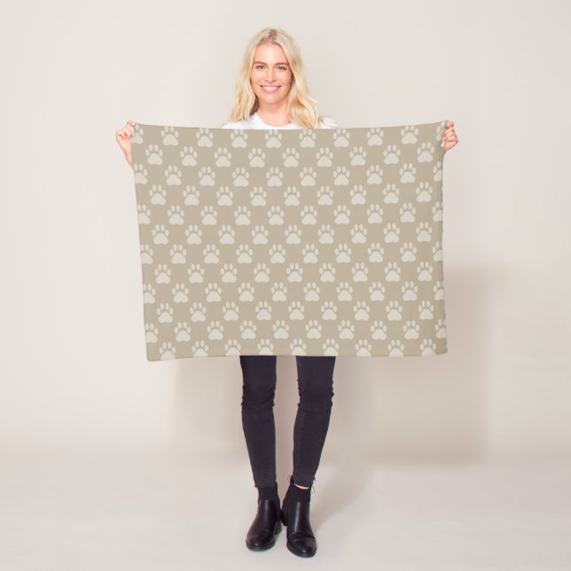 Couverture Polaire Motif Empreintes de Patte Beige (En situation)