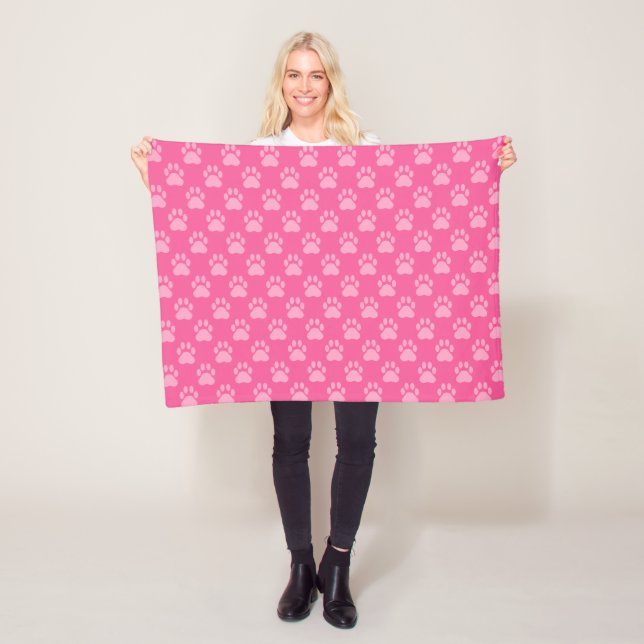 Couverture Polaire Motif Empreintes de Patte Roses (En situation)