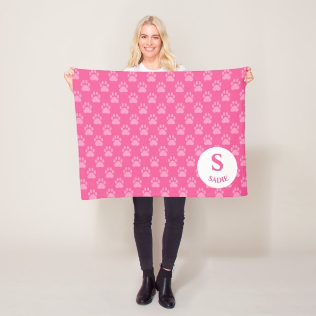 Couverture Polaire Motif Empreintes de Patte Roses avec Monogramme &  (En situation)