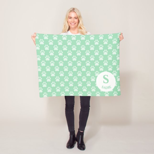 Couverture Polaire Motif Empreintes de Patte Vert Menthe Avec Monogra (En situation)