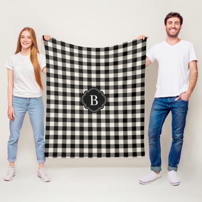 Couverture Polaire Motif et monogramme noir et blanc (En situation)