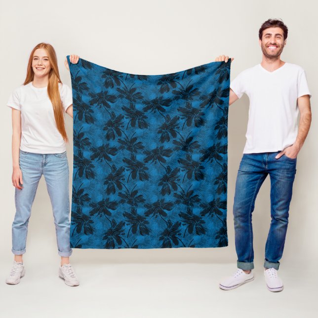 Couverture Polaire Motif floral gris et bleu. (En situation)