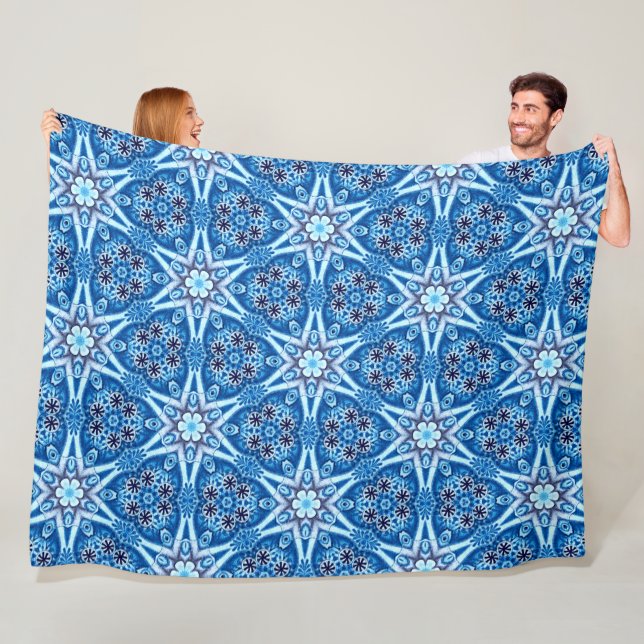 Couverture Polaire Motif floral neigeux bleu (En situation)