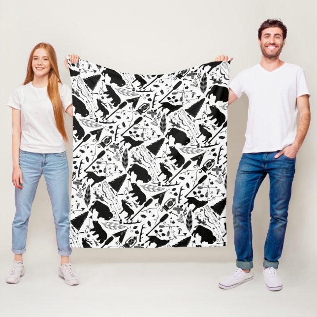 Couverture Polaire Motif forestier rustique de l'ours noir de chevreu (En situation)