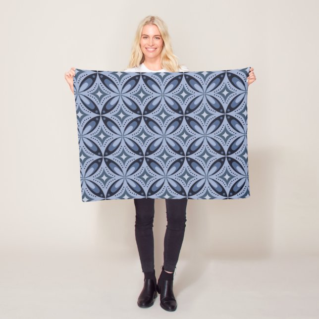 Couverture Polaire Motif géométrique bleu de style rétro (En situation)