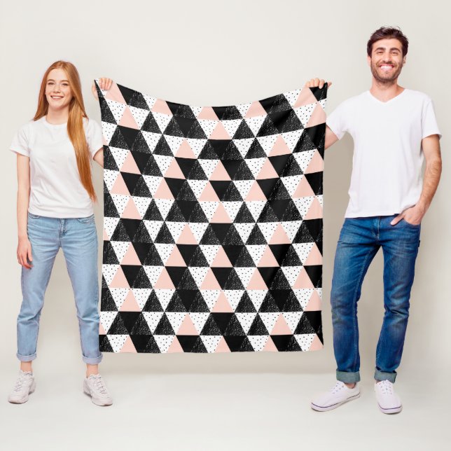 Couverture Polaire Motif géométrique de triangle tirée par la main (En situation)