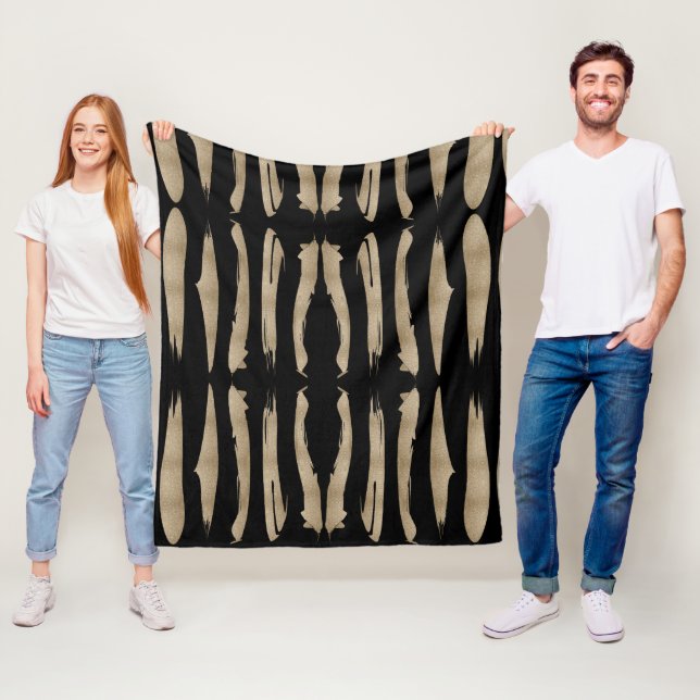 Couverture Polaire motif géométrique preppy bandes noir et or (En situation)