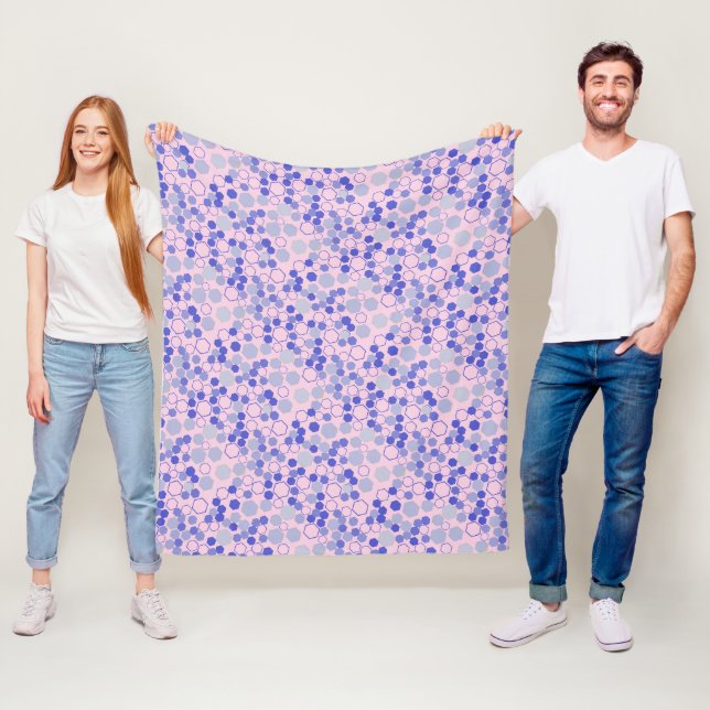 Couverture Polaire Motif Hexagon 01b.Bleu. BG rose (En situation)