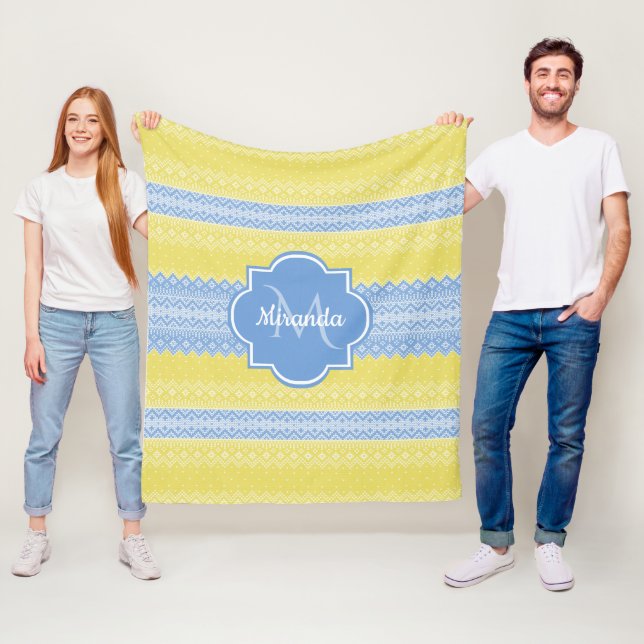 Couverture Polaire Motif Knit jaune et bleu clair avec Monogramme (En situation)